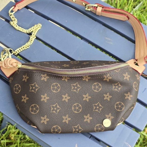 Modern + Chic Louis Vuitton Cross Body Bag Women Monogram Gold Hardware - Picture 13 of 15